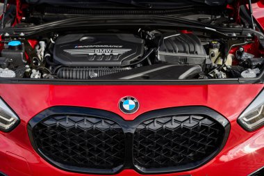 BMW M135i 'nin motoru ve ızgarası, M Performansı, 306hp, 0-100 km / saat - 4,8. Katowice, Polonya, 09.17.2020