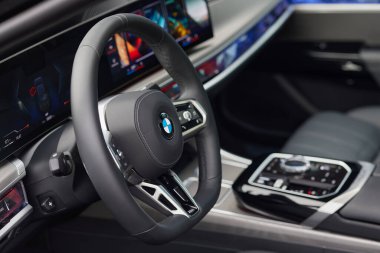 BMW direksiyon simidi. BMW 7 Serisi, G70, modern premium limuzin. 2023 'ten beri satışta. Polonya, Katowice 03.05.2023