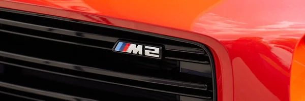Emblema Sulla Griglia Del Radiatore Una Bmw Rossa Modello G87 — Foto Stock