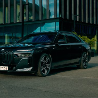 BMW 7 Serisi, G70, modern premium limuzin. Ofis binasının arka planındaki araba. 2023 'ten beri satışta. Polonya, Katowice 03.05.2023