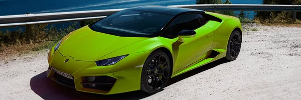 Поездка Зелёном Lamborghini Huracan Двигатель V10 580 Машина Припаркована Озера — стоковое фото