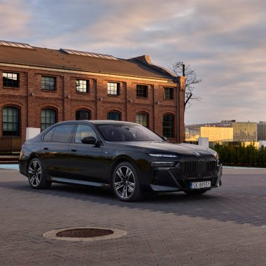 BMW 7 Serisi, G70, modern premium limuzin. Araba Silezya Müzesi 'nin arka planına karşı. 2023 'ten beri satışta. Polonya, Katowice 03.05.2023