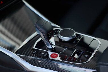Yeni BMW M2 Coupe 'nin vites kolu ve merkez konsolu. Kokpit karbon fiberle kaplanmış. Kapatın. Model G87. Motor R6, 460 HP, Katowice, Polonya, 10.06.2023