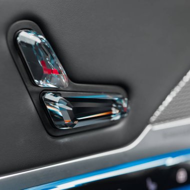 Kristal koltuk ayarlama düğmeleri. BMW 7 Serisi, G70, modern premium limuzin. 2023 'ten beri satışta. Polonya, Katowice 03.05.2023