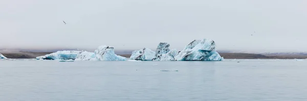 아이슬란드의 빙산이 Jokulsarlon 석호로 흘러들어 빙하의 앞에서 분리되어 — 스톡 사진