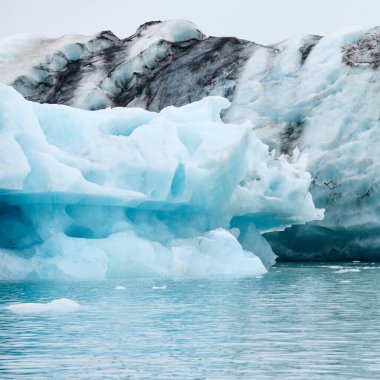 İzlanda 'da bir buzdağı. Jokulsarlon gölüne akan bir buzdağı, buzulun ön tarafından ayrılmış..