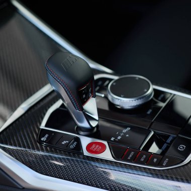 Yeni BMW M2 Coupe 'nin vites kolu ve merkez konsolu. Kokpit karbon fiberle kaplanmış. Kapatın. Model G87. Motor R6, 460 HP, Katowice, Polonya, 10.06.2023