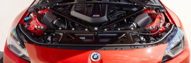 Motor BMW M2 Coupe. Açık bonet. Motor R6, 3.0L, 460 HP, 550 Nm Katowice, Polonya, 10.06.2023