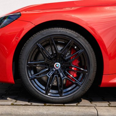 BMW M2 Coupe 'nin ön tekerleği, Pirelli P 0 ZR19. Model G87. Kapatın. Model G87. Motor R6, 3.0L, 460 HP, 550 Nm Katowice, Polonya, 10.06.2023