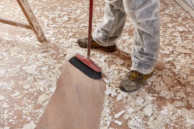 Ev yenilendikten sonra yerleri süpürüyor