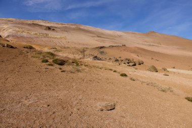 Hver, İzlanda. Namafjall 'ın eteğinde gerçek üstü, çıplak turuncu-kırmızı, jeotermal bir bölge. Fümeroller, çamur havuzları, buhar delikleriyle dolu. 1. Otoyol 'da. Namaskard Hver olarak da bilinir..