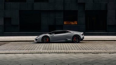 Grili Lamborghini Huracan Wismargata Caddesi Oslo 'daki ofis binasının önünde, 03.06.2016
