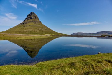 Kirkjufell Dağı İzlanda 'nın batı kıyısında Snfellsnes yarımadasında yer almaktadır. İzlanda simgesi