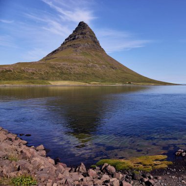 Kirkjufell Dağı İzlanda 'nın batı kıyısında Snfellsnes yarımadasında yer almaktadır. İzlanda simgesi
