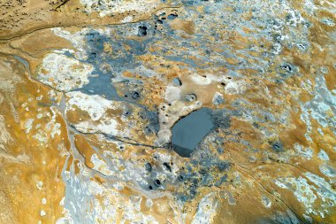 Hver, İzlanda. Namafjall 'ın eteğinde gerçek üstü, çıplak turuncu-kırmızı, jeotermal bir bölge. Fümeroller, çamur havuzları, buhar delikleriyle dolu. 1. Otoyol 'da. Namaskard Hver olarak da bilinir..