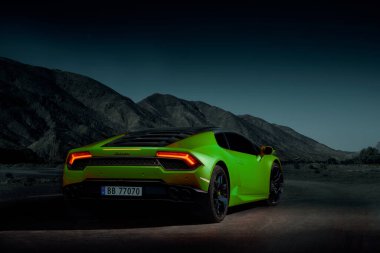 Yeşil Lamborghini Huracan. Fas manzaralı elektronik montaj. Oslo, Norveç, 03.06.2016