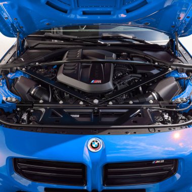 Mavi BMW M2 Coupe motoru. Açık bonet. Motor R6, 3.0L, 460 HP, 550 Nm Katowice, Polonya, 10.06.2023