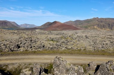 Lavların arasındaki toprak yolun manzarası. Helgafelveit, İzlanda.