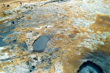 Hver, İzlanda. Namafjall 'ın eteğinde gerçek üstü, çıplak turuncu-kırmızı, jeotermal bir bölge. Fümeroller, çamur havuzları, buhar delikleriyle dolu. 1. Otoyol 'da. Namaskard Hver olarak da bilinir..