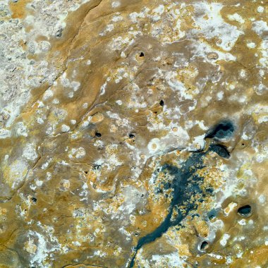 Hver, İzlanda. Namafjall 'ın eteğinde gerçek üstü, çıplak turuncu-kırmızı, jeotermal bir bölge. Fümeroller, çamur havuzları, buhar delikleriyle dolu. 1. Otoyol 'da. Namaskard Hver olarak da bilinir..