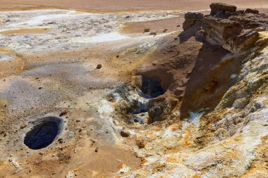 Hver, İzlanda. Namafjall 'ın eteğinde gerçek üstü, çıplak turuncu-kırmızı, jeotermal bir bölge. Fümeroller, çamur havuzları, buhar delikleriyle dolu. 1. Otoyol 'da. Namaskard Hver olarak da bilinir..