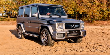 Lüks Mercedes AMG sınıfı, 4x4 sürücüsü olan, bir orman plajında. - Arabanın önüne. Matte gümüş boya ve V8 motor, biturbo. Katowice, Polonya, 24.10.2015