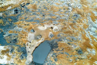 Hver, İzlanda. Geniş bir jeotermal alan, canlı toprak tonlarını ve eşsiz oluşumları, doğal havuz ve dokuları gösterir..