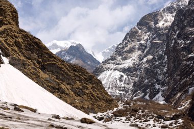 Kaşifler Annapurna 'nın yüksek dağlarla ve karla kaplı araziyle çevrili patikasından geçerek Nepal' in yüksek irtifadaki ıssız alanının güzelliğini deneyimlerler.