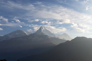 Sabahın erken saatlerinde Poon Hill 'den görülen görkemli Güney Annapurna tepelerini aydınlatan güneş ışığı Nepal' deki Himalayaların büyüleyici doğal güzelliklerini gözler önüne seriyor..