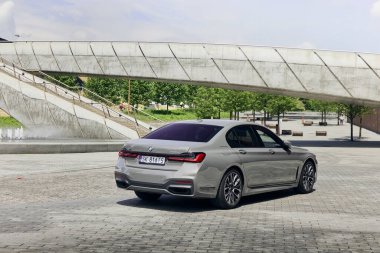 Gri BMW 740D xDrive, G12 model, 340 HP motor, ivme 0-100 km-saat - 5s Katowice, Polonya, 12.06.2021