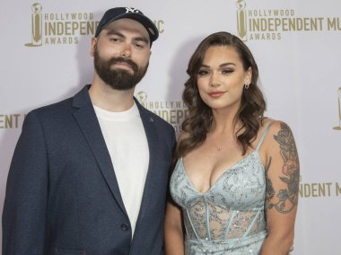 Dakota Buck ve Mela Bee, 30 Temmuz 2025 'te Los Angeles' taki The Avalon, Hollywood 'da düzenlenen Hollywood Bağımsız Müzik Ödüllerine geldiler..