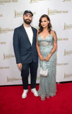 Dakota Buck ve Mela Bee, 30 Temmuz 2025 'te Los Angeles' taki The Avalon, Hollywood 'da düzenlenen Hollywood Bağımsız Müzik Ödüllerine geldiler..