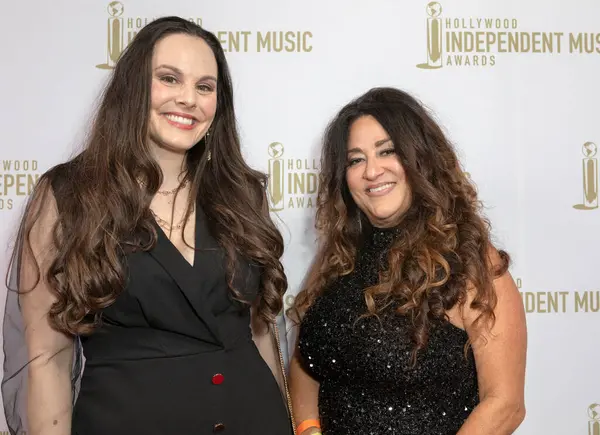 Chasing Sparrows (Kelsey Mira, Robin Sandoval) 30 Temmuz 2025 'te Los Angeles' taki The Avalon, Hollywood 'da düzenlenen Hollywood Bağımsız Müzik Ödülleri' ne ulaştı..