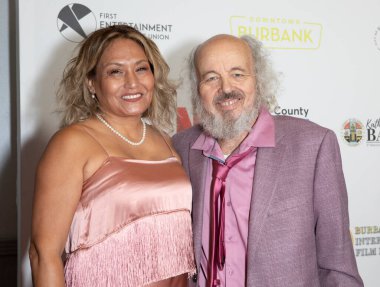 Kat Howard ve Clint Howard, 28 Eylül 2025 tarihinde Burbank, CA 'daki Marriott Kongre Merkezi' nde düzenlenen ve Quentin Tarantino onuruna düzenlenen 2025 Burbank Uluslararası Film Festivali 'ne katıldılar..