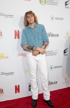 Luke Madsen, 28 Eylül 2025 tarihinde Burbank, CA 'da Marriott Kongre Merkezi' nde düzenlenen Quentin Tarantino onuruna düzenlenen 2025 Burbank Uluslararası Film Festivali 'ne katılıyor..