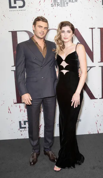 Alex Roe ve Andra Nechita, 30 Eylül 2025 'te Los Angeles, Kaliforniya' da bulunan Carondelet House 'da Bone Lake' in özel gösterimine katıldılar..