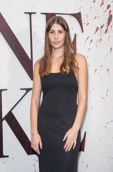 Anjoum Agrama, 30 Eylül 2025 'te Los Angeles, Kaliforniya' da bulunan Carondelet House 'da Bone Lake' in özel gösterimine katılır..