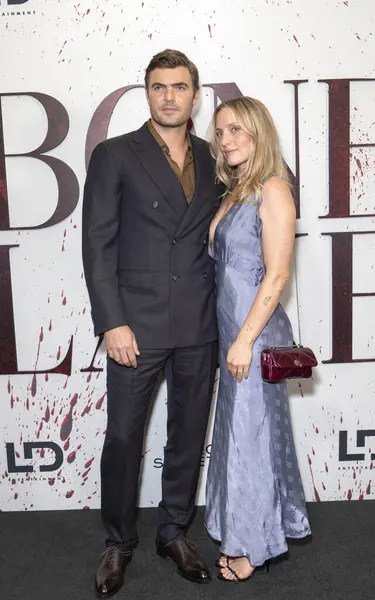Alex Roe ve Monica Noonan, 30 Eylül 2025 'te Los Angeles, Kaliforniya' da bulunan Carondelet House 'da Bone Lake' in özel gösterimine katıldılar..