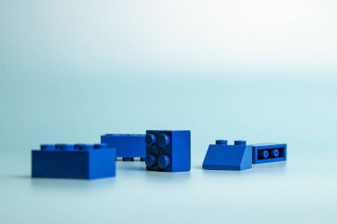 Düz mavi arkaplanda mavi plastik yapı blokları