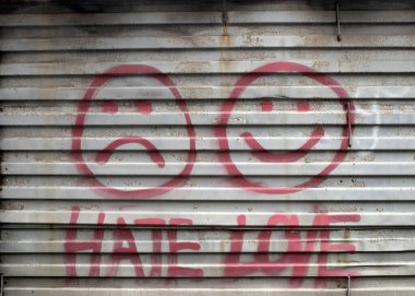 Sevgi gülümsemesinden ve eski metal bir çite çizilmiş üzgün emojiden nefret ediyorum.