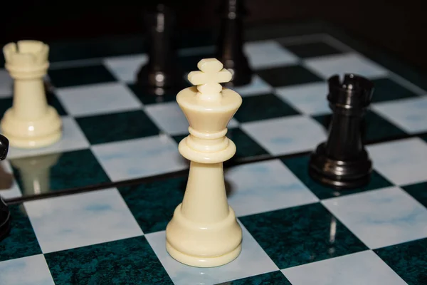 Satranç tahtasındaki diğer taşların arasında bir satranç kralı.