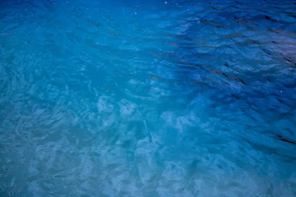Мерцающая Голубая Вода Отражениями — стоковое фото
