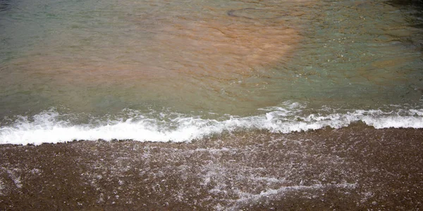 Brandung Von Schmutzwasser Bildet Eine Kleine Welle — Stockfoto