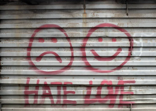 Sevgi gülümsemesinden ve eski metal bir çite çizilmiş üzgün emojiden nefret ediyorum.