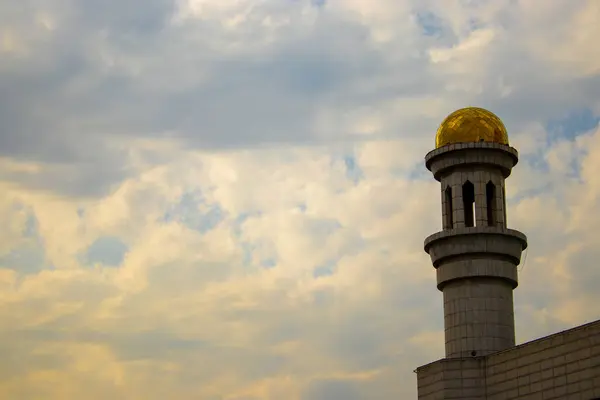 Caminin altın kubbesi çok bulutlu bir gökyüzüne karşı