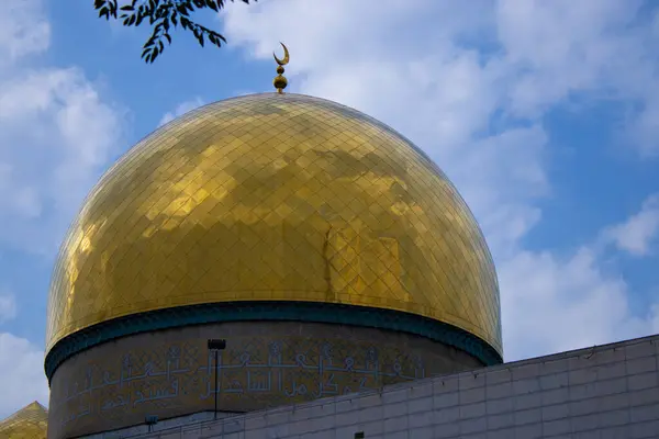 Eski caminin altın kubbesi Bulutlu gökyüzüne karşı