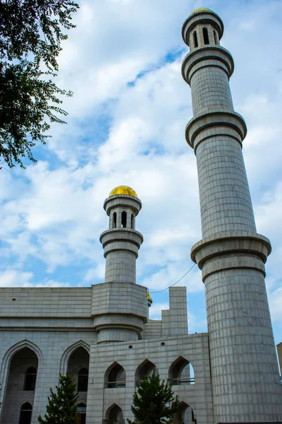 Bulutlu mavi gökyüzüne karşı eski cami