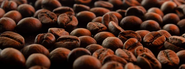 Kavrulmuş kahverengi kahve çekirdekleri Close-Up