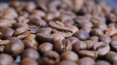 Yavaş hareketler Düşen kahve çekirdeklerinin yakın plan bulanıklaşması