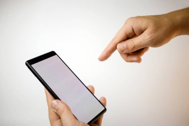 Beyaz arkaplanda boş ekranı olan akıllı telefonu tut, jesti tıkla
